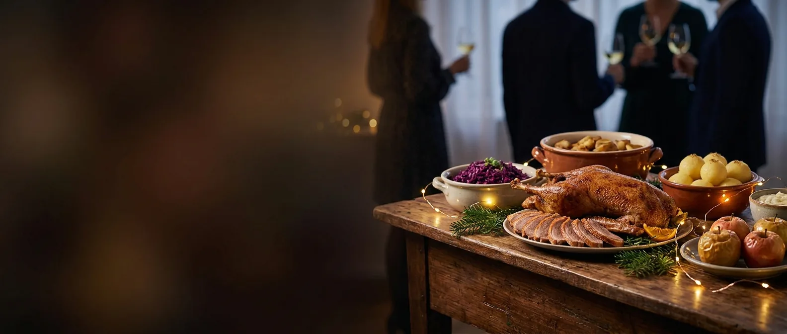 Symbolbild: Weihnachtsbuffet am Abend mit aufgeschnittener Gans, Rotkohl, Klößen und Bratäpfeln